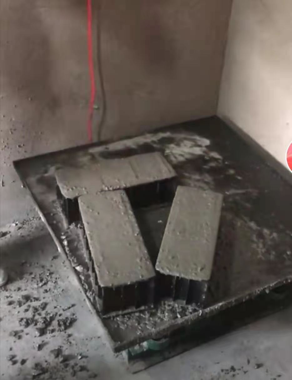 ကွန်ကရစ်မှိုများအတွက်ပူပြင်းတဲ့ vibration table