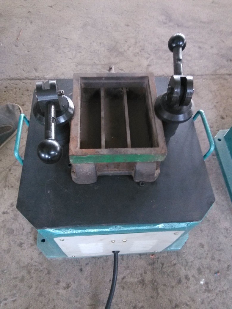 စက်ရုံဈေးနှုန်း Vibrating Table ကိုဘိလပ်မြေ jolting စားပွဲပေါ်မှာအသုံးပြုသည်